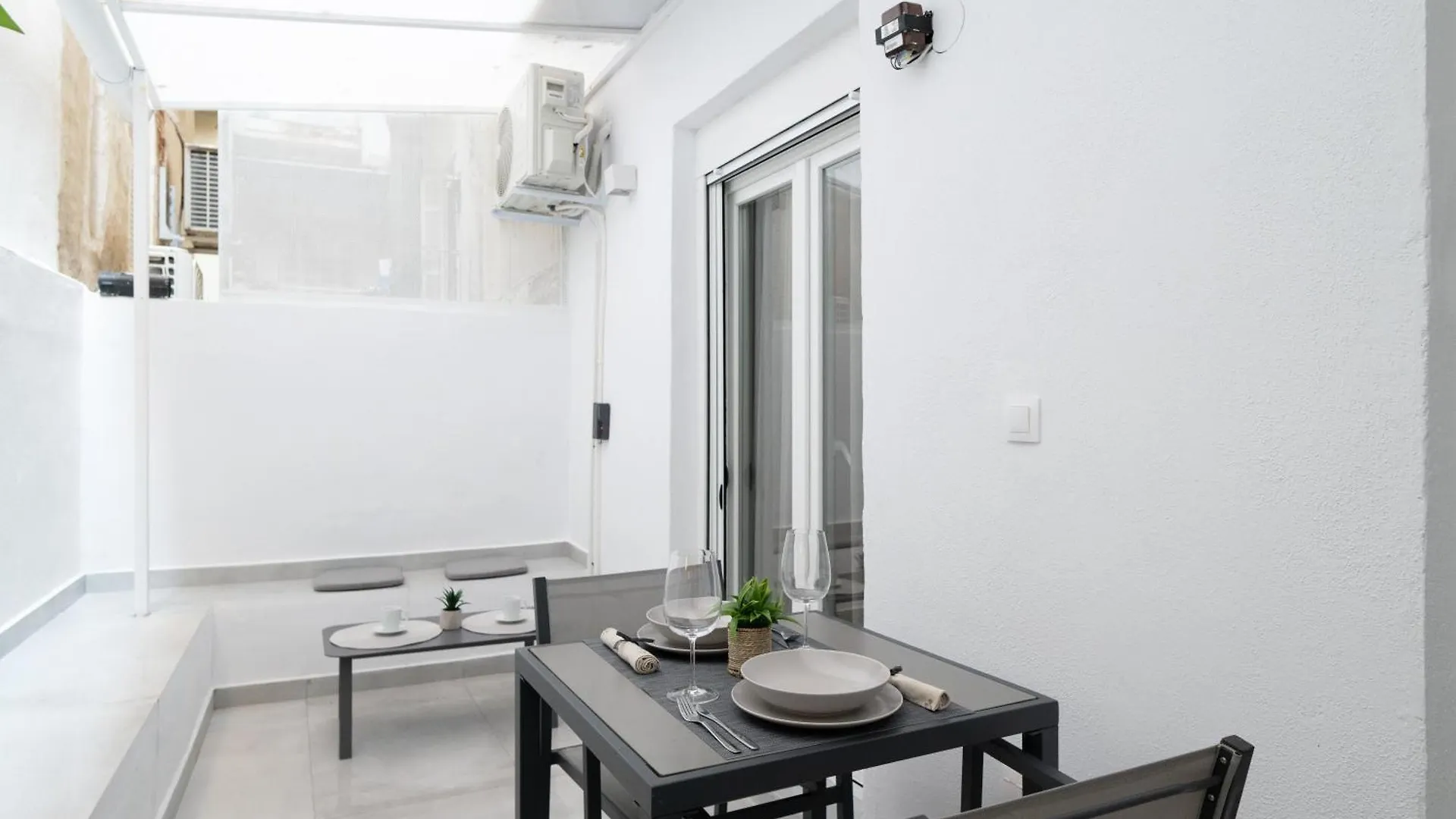Honey Oak & Cream Patio By Nest Apartamento Tessalónica